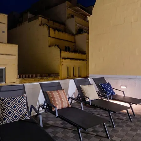 Feriehus Luciano - Rooftop Jacuzzi, Bbq, Billiards & Steps From Sea *