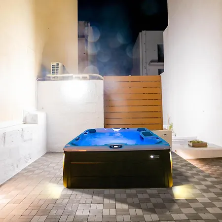 Sunny Seaside House With Rooftop Jacuzzi & Billiards Sliema